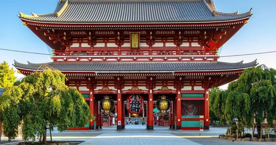 Das rote, zweistöckige Hozomon-Tor des Senso-ji-Tempels in Asakusa unter klarem Himmel