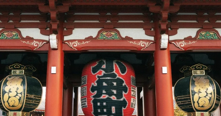 Die große rote Laterne am Kaminarimon-Tor in Asakusa in der Abenddämmerung